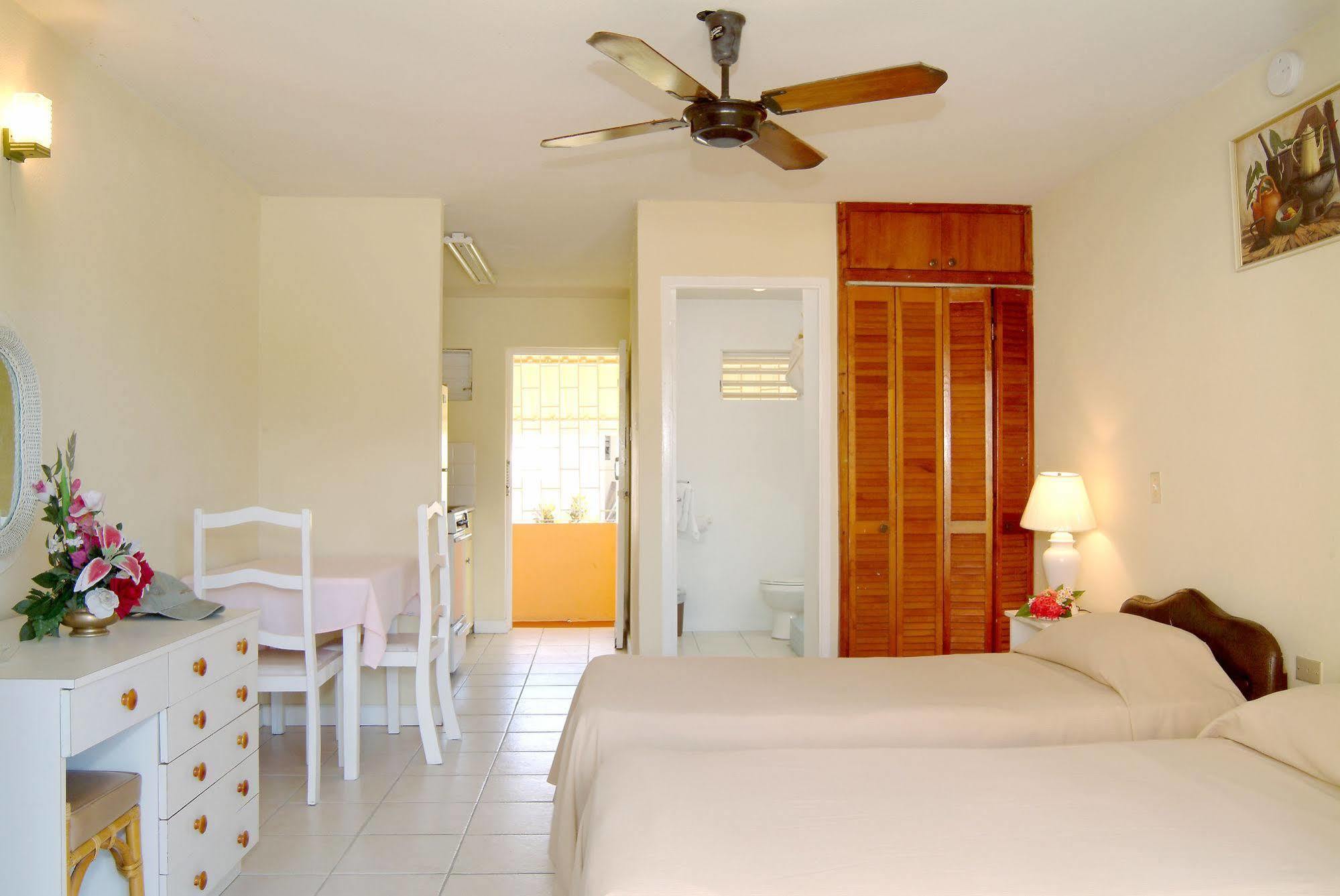 Carib Blue Apartments Oistins Kültér fotó