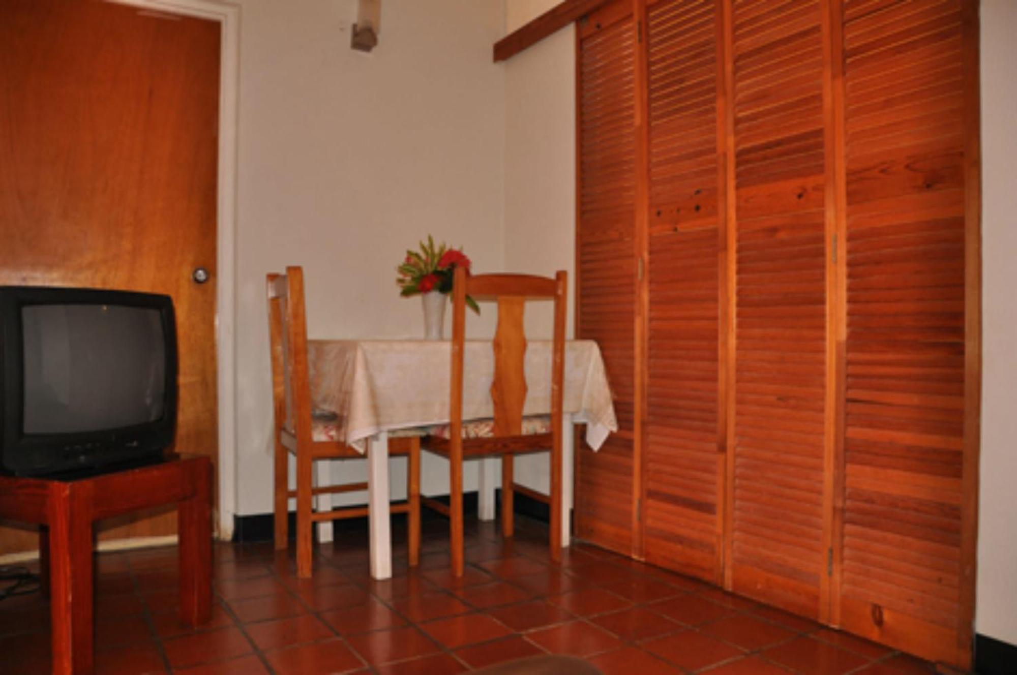 Carib Blue Apartments Oistins Kültér fotó